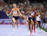 Femke Bol verovert de eerste plaats tijdens de 4x400 meter gemengde estafette op de Olympische Spelen in Parijs. © Getty Images