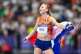 Femke Bol draagt de Nederlandse vlag op de Olympische Spelen in Parijs © Getty Images