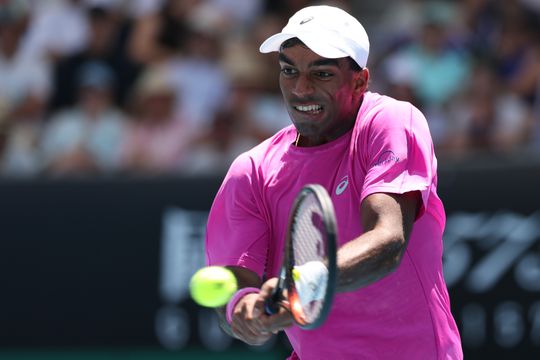 Tennisser die bizar moment meemaakte in kwalificatie vecht zich ook op Australian Open terug en wint ware thriller