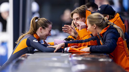 Tranen op EK shorttrack zorgen voor 'zo'n mooi moment' bij liefdeskoppels: 'Elkaar helemaal knuffelen'