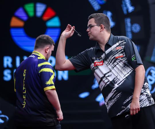Geen revanche voor topdarter Gian van Veen in Saoedi-Arabië: Luke Littler na oorwassing in WK-finale weer te sterk