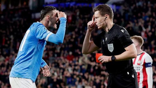 Dit is de scheidsrechter bij Champions League-finale tussen Paris Saint-Germain en Arsenal