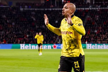 Donyell Malen scoort namens Dortmund tegen PSV