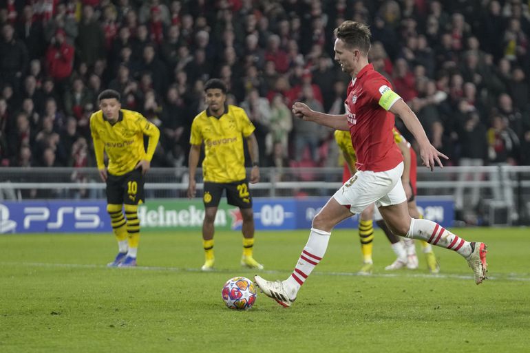 Luuk de Jong blij met 'lucky' penalty PSV tegen Dortmund: 'Uitgelezen kans om gelijk te maken'