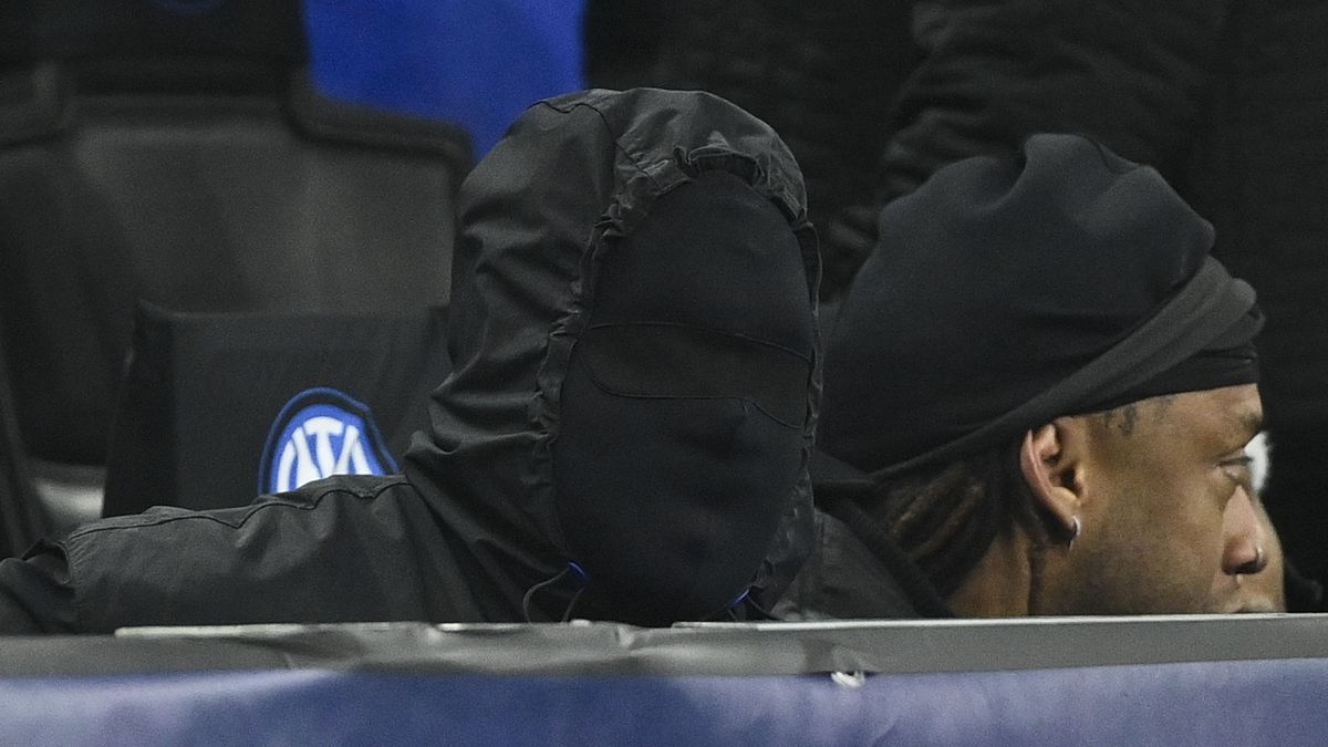 Onherkenbare Kanye West met gezichtsmasker op de tribune bij Inter - Atlético