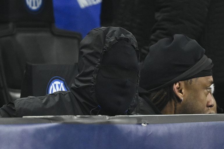Onherkenbare Kanye West met gezichtsmasker op de tribune bij Inter - Atlético