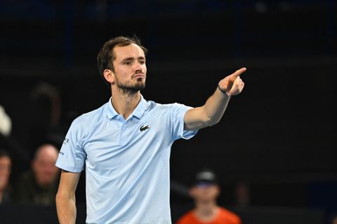 Toptennisser opnieuw betrokken bij opmerkelijk incident: tegenstander kijkt vol ongeloof toe