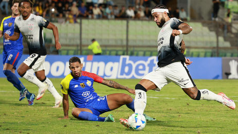 Belangrijke Memphis Depay, met nieuw rugnummer, ziet net na wissel knullige eigen goal