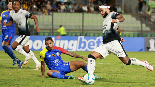 Belangrijke Memphis Depay, met nieuw rugnummer, ziet net na wissel knullige eigen goal