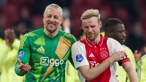 Ajax-uitblinker blijkt ware sensatie op bijzondere positie: 'Gedachte aan Robben en Giggs borrelt weer op'