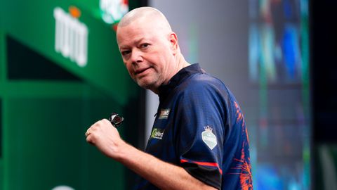 Topdarter Raymond van Barneveld moet voor het eerst in jaren 'vroeg' aan de bak op UK Open