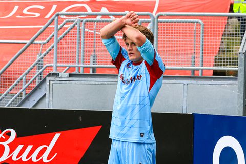 'Volgende klap voor Feyenoord: Robin van Persie met handen in het haar door langdurige blessure op middenveld'