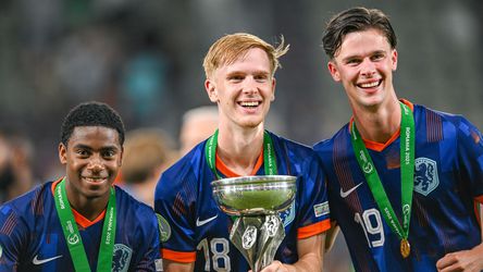 Nederlands talent (19) moet route van Virgil van Dijk en Frenkie de Jong bewandelen: 'Daar staart iedereen zich blind op'