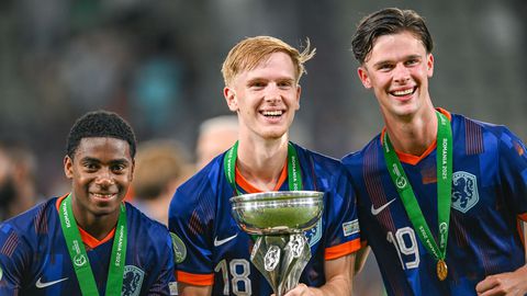 Nederlands talent (19) moet route van Virgil van Dijk en Frenkie de Jong bewandelen: 'Daar staart iedereen zich blind op'