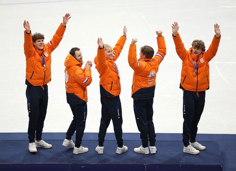 Bondscoach gouden shorttrackers doet bij huldiging in TeamNL Huis Louis van Gaal-imitatie