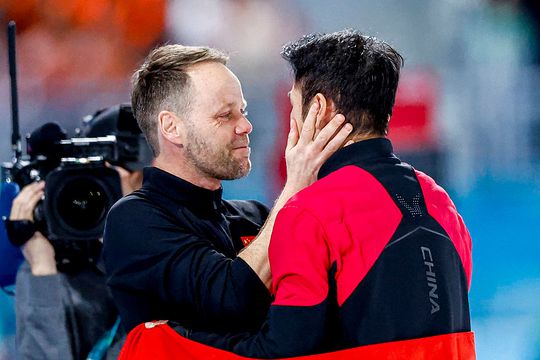 Nederlandse schaatscoach in tranen na historisch succes op Winterspelen: 'Ik zeg dat het hele jaar al'