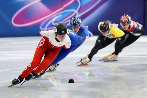 Schokgolf gaat door ijshal tijdens 1500 meter shorttrack: Poolse krijgt schaats in het gezicht