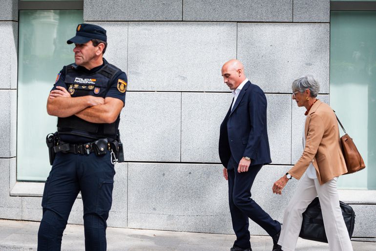 Arrestatiebevel tegen Luis Rubiales, oud-voorzitter Spaanse bond verdacht van fraude