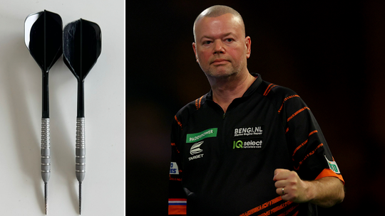 Raymond van Barneveld geeft hét verschil aan waarom hij nu succesvol is met andere pijlen: 'Fenomenaal goed'