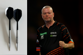 Raymond van Barneveld geeft hét verschil aan waarom hij nu succesvol is met andere pijlen: 'Fenomenaal goed'