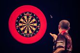 Een darter die gooit op een dartbord, ter illustratie. ©Getty Images