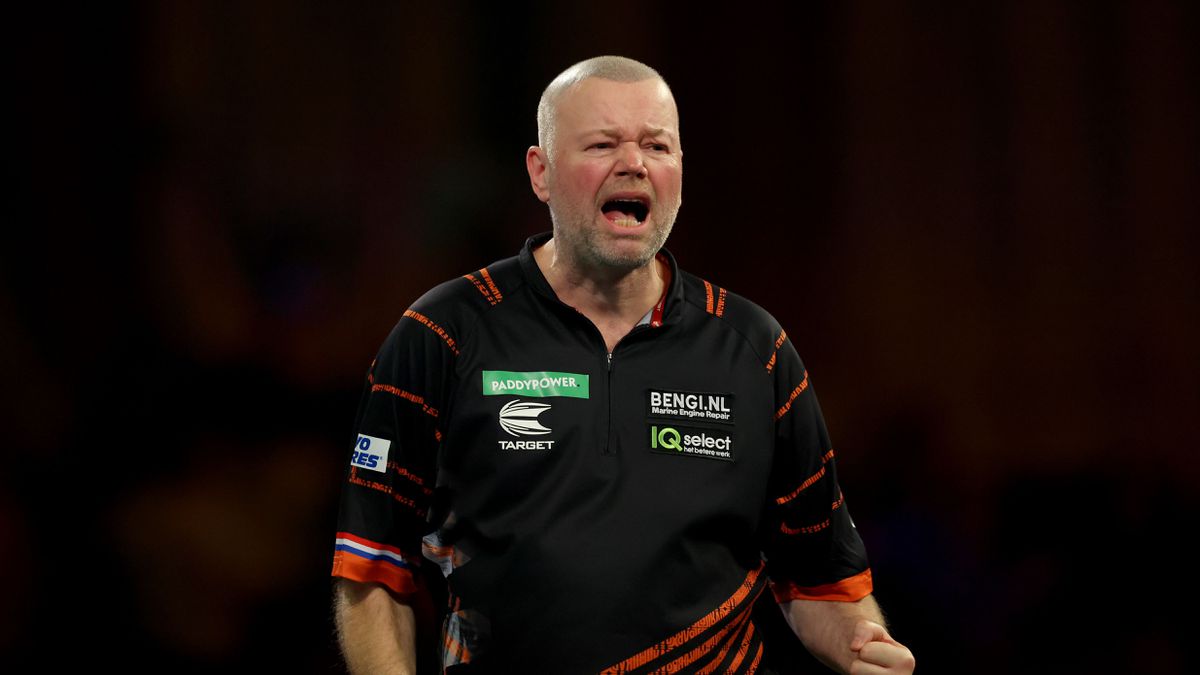 Raymond van Barneveld dolblij met premie van 15.000 pond: 'Er valt zoveel stress weg'