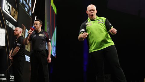 Ontketende Michael van Gerwen maakt eindelijk einde aan vloek, maar grijpt wel naast 10.000 pond