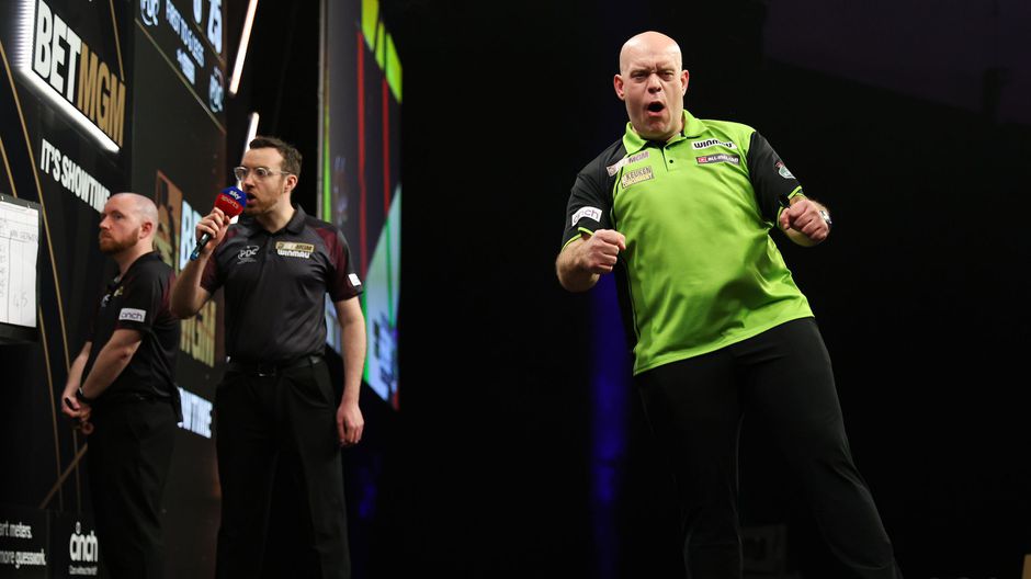Ontketende Michael van Gerwen maakt eindelijk einde aan vloek, maar grijpt wel naast 10.000 pond