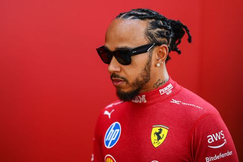 Lewis Hamilton sneert naar 'beledigende' Max Verstappen: 'Dat is erger en daar wordt nooit over geschreven'