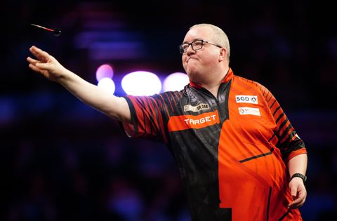 Britse darter krijgt cadeau met Nederlands tintje: gesigneerd shirt van topvoetballer