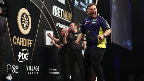 Luke Littler zet met opmerkelijke negendarter in finale tegen Michael van Gerwen de boel op z'n kop