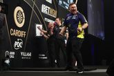 Luke Littler zet met opmerkelijke negendarter in finale tegen Michael van Gerwen de boel op z'n kop