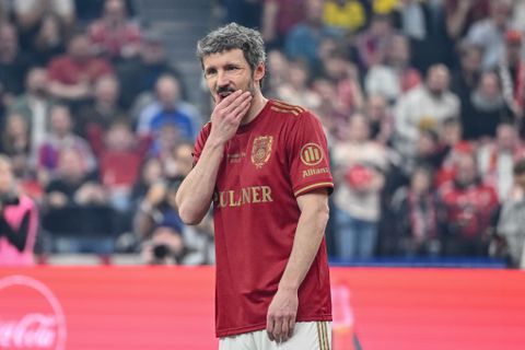 Zoektocht NEC naar nieuwe trainer krijgt weer een knauw: 'Mark van Bommel wil wachten, ander zegt af'