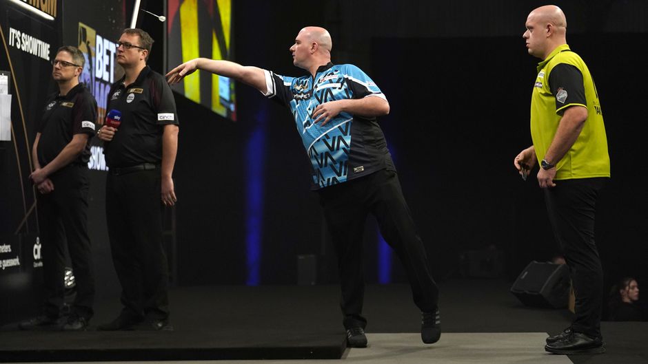 'Michael van Gerwen doet dat ook met z'n grote platvoeten': PDC moet strenger zijn op dartsregel