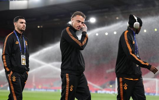 Veelbesproken Oranje-aanvaller Noa Lang spreekt zich uit over duim-incident: 'Het was vooral heel erg eng'