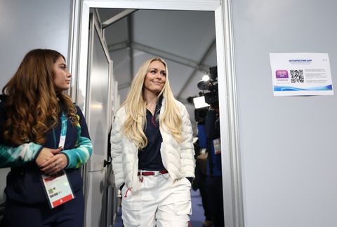 Gehavend ski-icoon Lindsey Vonn (41) voor eerst in maand naar buiten met opvallend voertuig