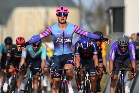 Topsprinter Dylan Groenewegen boekt met overmacht tweede zege van het seizoen: 'Vandaag de snelste'