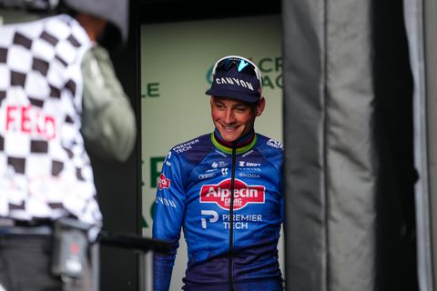 Vrienden van Mathieu van der Poel geven inkijkje in 'absurde' trainingskampen: 'Lekker elkaar afzeiken'