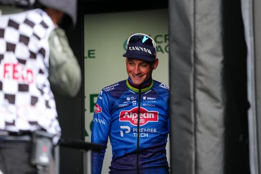Vrienden van Mathieu van der Poel geven inkijkje in 'absurde' trainingskampen: 'Lekker elkaar afzeiken'