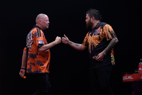 European Darts Grand Prix | Zuur verlies voor jarige Raymond van Barneveld, Michael van Gerwen wel door