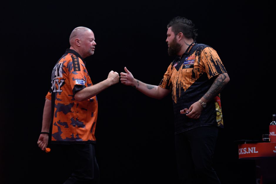 European Darts Grand Prix | Zuur verlies voor jarige Raymond van Barneveld, Michael van Gerwen wel door