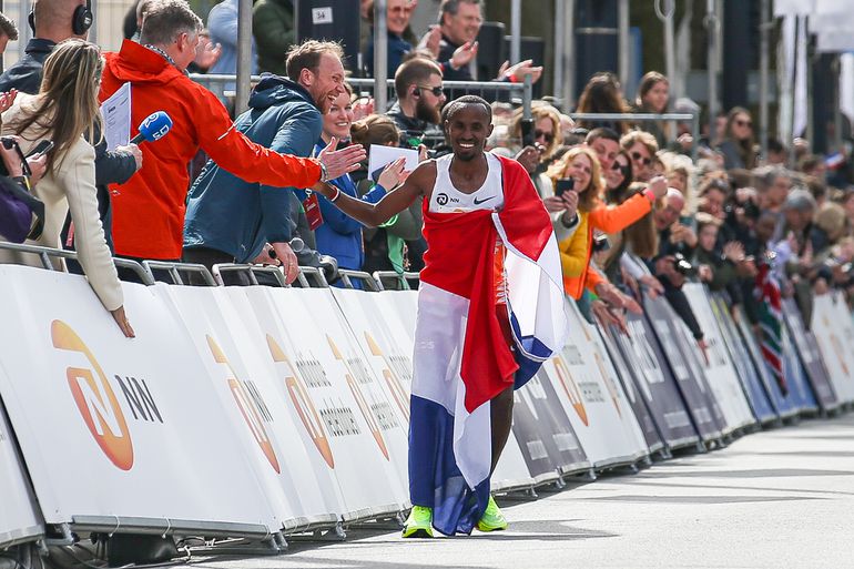 Abdi Nageeye, winnaar Marathon Rotterdam, zwierf tot 07:30 uur door de stad: 'Kan beter uitgaan'