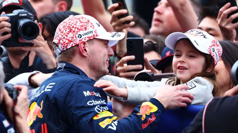Max Verstappen kan uitslapen vergeten met Kelly Piquet en Penelope: 'We hebben een automatische wekker'