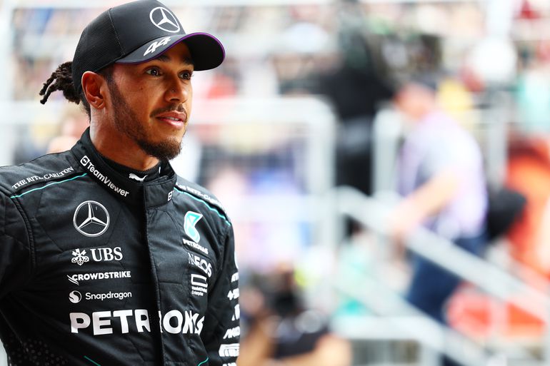 Formule 1 | Gigantisch debacle voor Lewis Hamilton en Mercedes tijdens kwalificatie in China, Max Verstappen simpel naar Q2
