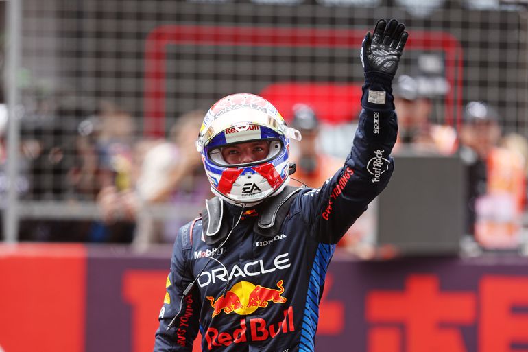 GP China | Max Verstappen met afstand de beste in sprintrace, Lewis Hamilton knap op podium