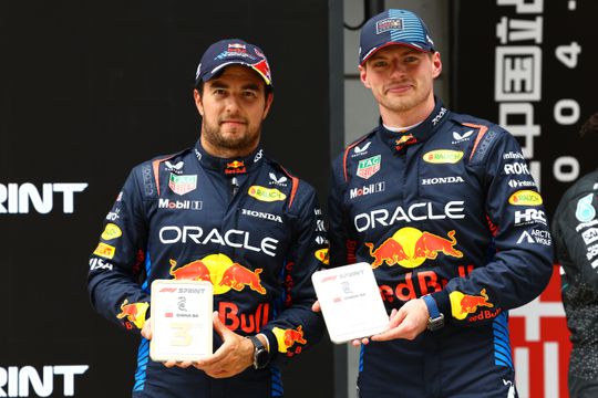Max Verstappen na 'hectisch en lastig' begin toch simpel naar Chinese sprintzege: 'Daarna was alles heel normaal'