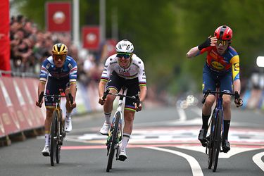 Amstel Gold Race kent sensationeel slot, wereldkampioen Tadej Pogacar verliest strijd na fotofinish