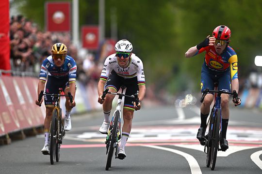 Amstel Gold Race kent sensationeel slot, wereldkampioen Tadej Pogacar verliest strijd na fotofinish
