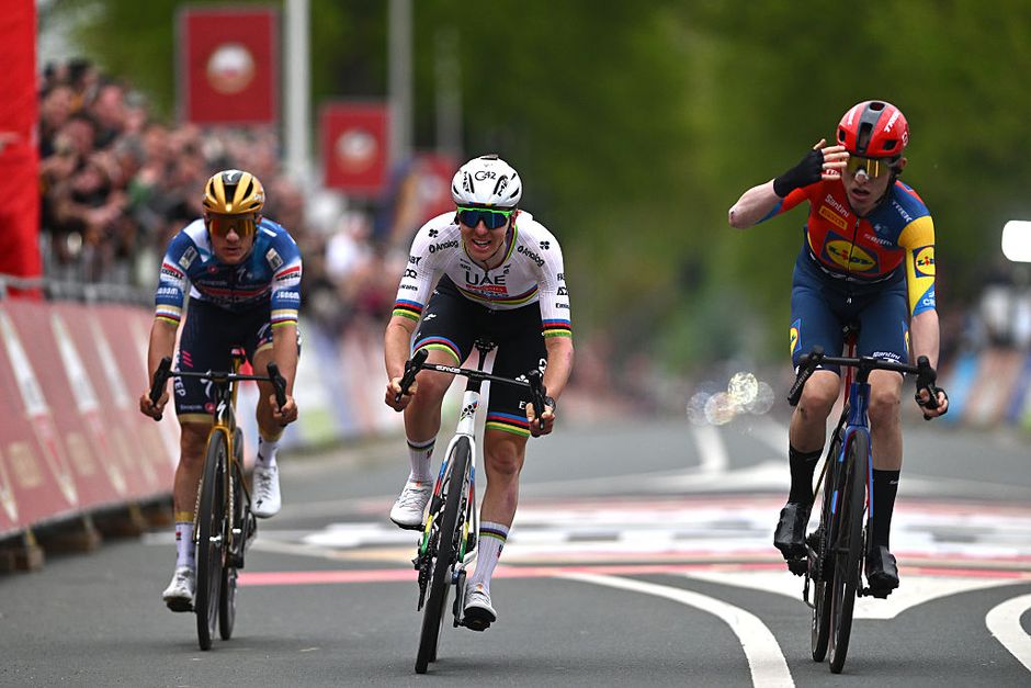 Amstel Gold Race kent sensationeel slot, wereldkampioen Tadej Pogacar verliest strijd na fotofinish