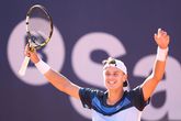 Holger Rune viert zijn winst tegen Carlos Alcaraz na de finale van Barcelona Open © Getty Images.